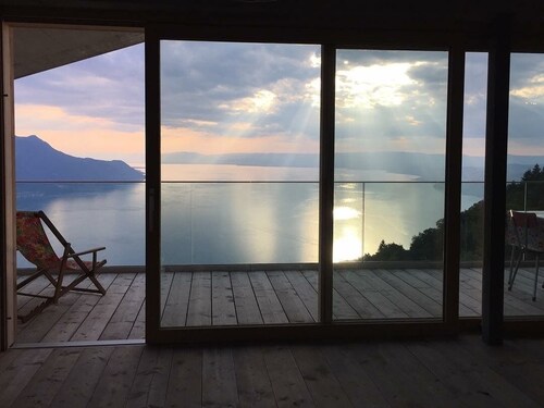 Chalet à la montagne. Vue exceptionnelle sur le lac et les Alpes. Havre de paix.