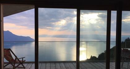 Chalet Ă la montagne. Vue exceptionnelle sur le lac et les Alpes. Havre de paix.