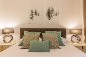 2 bedrooms, in-room safe, iron/ironing board, free WiFi