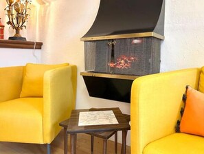 Interior - The Brass Owl - Private Apartment in Milwaukee (Milwaukee)