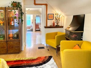 Interior - The Brass Owl - Private Apartment in Milwaukee (Milwaukee)