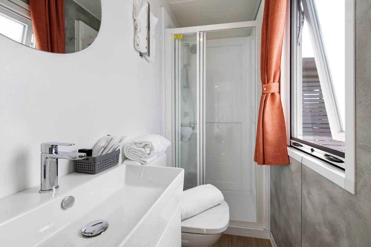 Dusche, Haartrockner, Seife, Shampoo