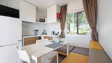 Husvogn – classic | Oppholdsområde | En 20-tommers Flatskjerm-TV med Parabol-TV