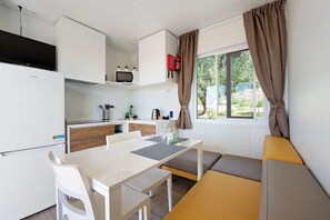 Mobil Karavan Klasik | Area keluarga | Televisi layar datar 20-inci dengan saluran TV satelit