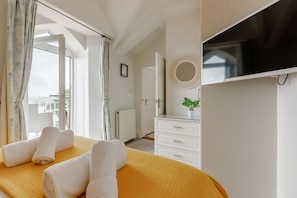 2 bedrooms, iron/ironing board, travel cot, free WiFi