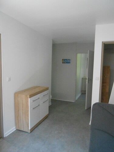 Appartement de plein pied (ancien commerce) proche toutes commodités.