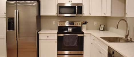 Geladeira, micro-ondas, fogão, cooktop