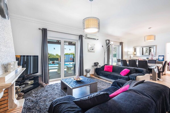 Smart TV, video games, DVD player, ping pong - Villa Kambu - Four Bedroom Villa, Sleeps 8 (Estoi)