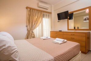 2 bedrooms, in-room safe, iron/ironing board, free WiFi