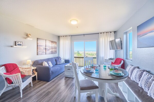 Smart TV, video games, foosball, video library - Beach Haven - Walk to town & beach, Amazing Views (Long Beach)