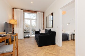 2 bedrooms, desk, bed sheets