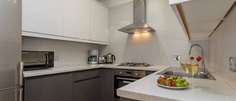 Frigorífico, microondas, horno y placa de cocina