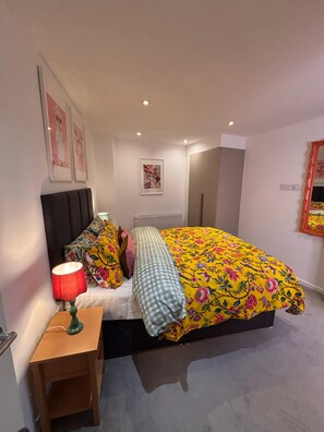 2 habitaciones, tabla de planchar con plancha, wifi y ropa de cama 