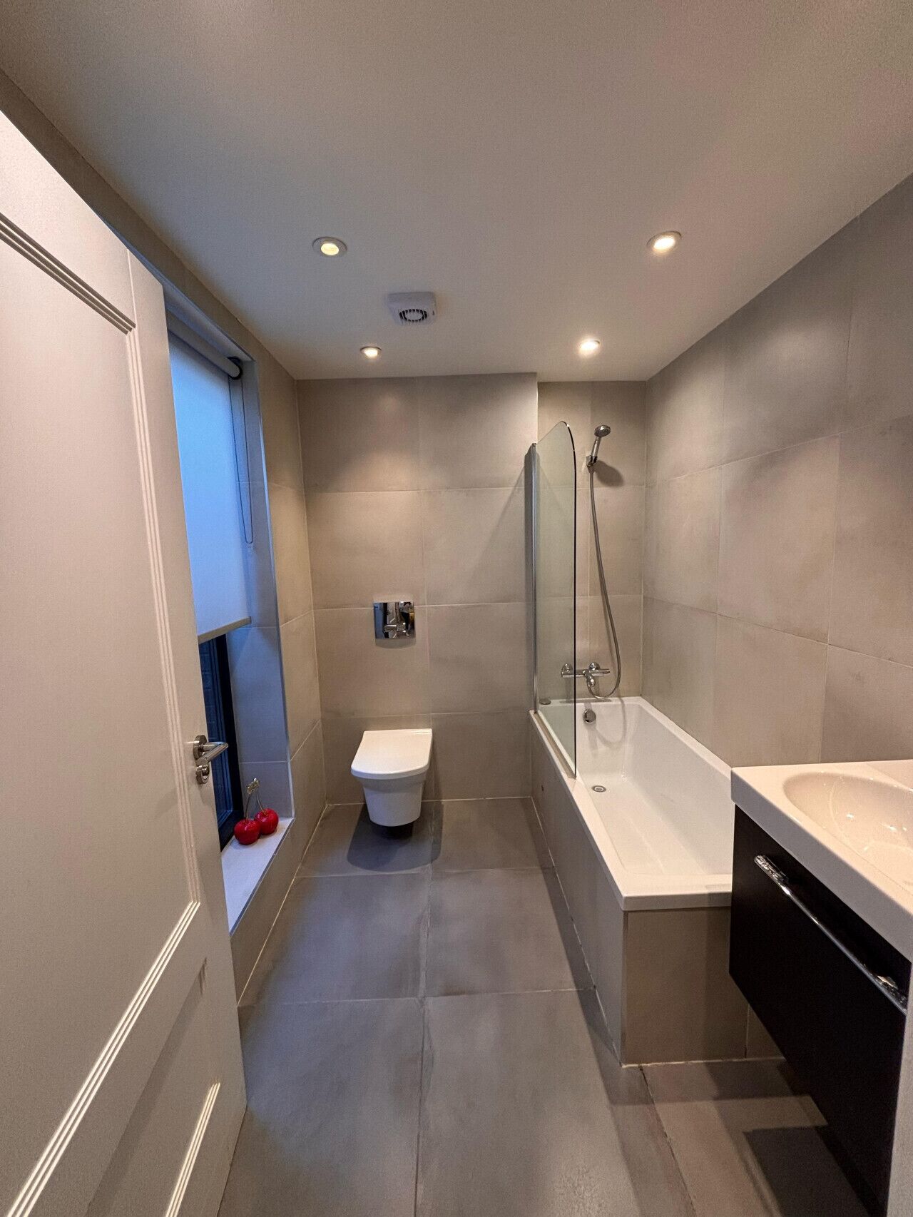 Une salle de bain moderne équipée de toilettes, d’une douche et d’une baignoire.