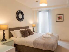 2 bedrooms, iron/ironing board, travel crib, WiFi - Capacity House · Central Tower Bridge Apartment (London)