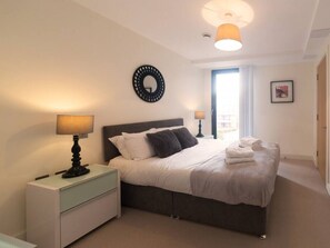 2 habitaciones, tabla de planchar con plancha, cuna de viaje y wifi 