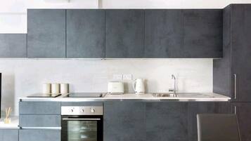 Frigorifero, microonde, forno, piano cottura