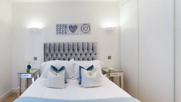 2 slaapkamers, een strijkplank/strijkijzer, gratis wifi, beddengoed