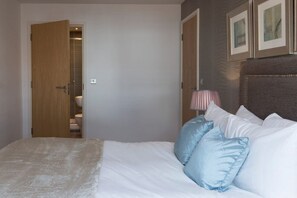 2 bedrooms, iron/ironing board, free WiFi, bed sheets - Exclusive Tower Bridge Apartment (London)