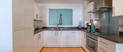 Frigorifero, microonde, forno, piano cottura