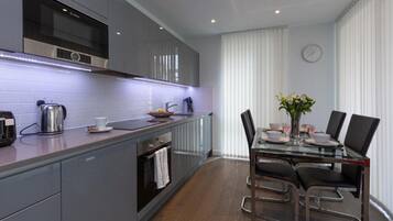 Fridge, oven, stovetop, dishwasher