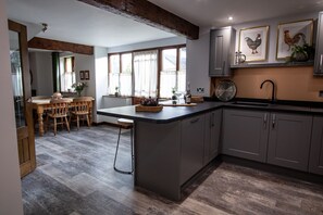 Dishwasher, cookware/dishes/utensils - Fern Cottage (Barnstaple)