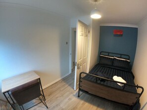 1 dormitorio, escritorio, wifi gratis y ropa de cama