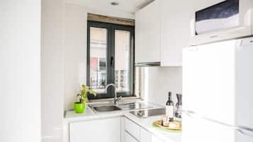 Køleskab, mikrobølgeovn, kogeplade, kaffe-/temaskine