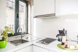 Fridge, microwave, stovetop, coffee/tea maker - Lisbon Windmill Apartments (Green) (Lisboa)