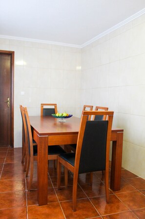 Refrigerador con congelador, microondas, horno y parrilla de estufa 