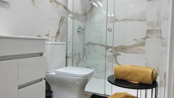 Een douche, een haardroger, handdoeken, zeep