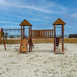 Accommodatie ligt op het strand, wit zand, een strandbar