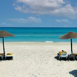 Accommodatie ligt op het strand, wit zand, een strandbar