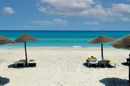 Am Strand, weißer Sandstrand, Strandbar