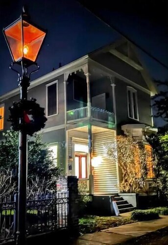 Historic upstairs home in downtown, walk to everything.