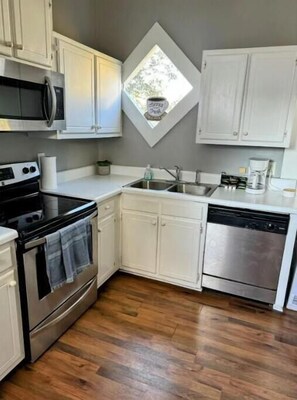 Frigorífico, microondas, horno y placa de cocina