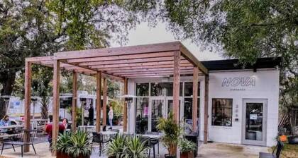 Historic upstairs home in downtown, walk to everything.