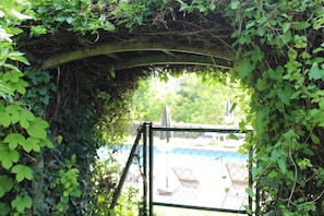 Seasonal outdoor pool, open 10:00 AM to 8:00 PM, pool umbrellas - Domaine Les Feuillants (Crouzilles)