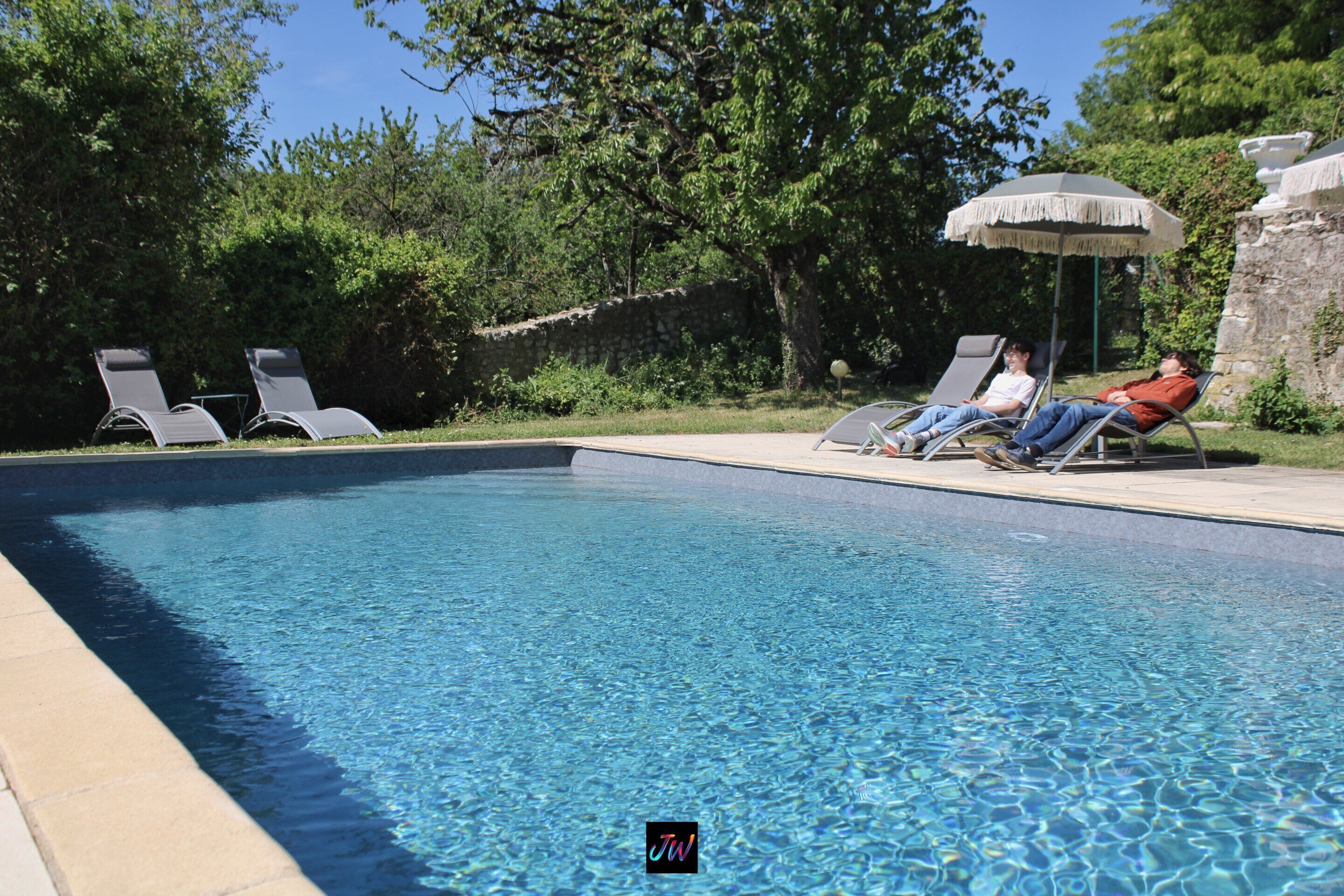 Piscina externa sazonal, funciona das 10h às 20h, guarda-sóis