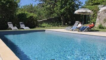 Piscina externa sazonal, funciona das 10h às 20h, guarda-sóis