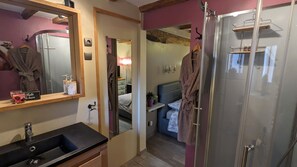 Superior Double Room, Ensuite, Garden View (Glycine) | Bathroom