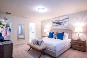 5 bedrooms, iron/ironing board, travel cot, free WiFi - Brand New Home w/ Private Heated Pool & BBQ Grill (Davenport)