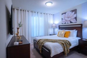 5 bedrooms, iron/ironing board, travel cot, free WiFi - Brand New Home w/ Private Heated Pool & BBQ Grill (Davenport)