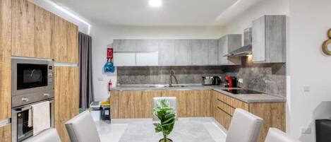 Frigorifero, microonde, forno, piano cottura