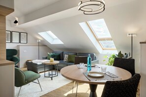 Penthouse, Patio | Living area | Smart TV - June Six Hotel Hannover City (Hannover)