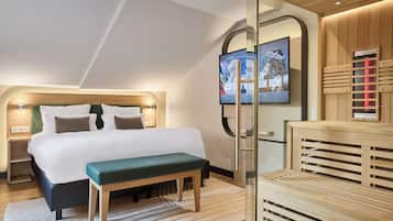 Penthouse, Patio | Soundproofing, free WiFi, bed sheets