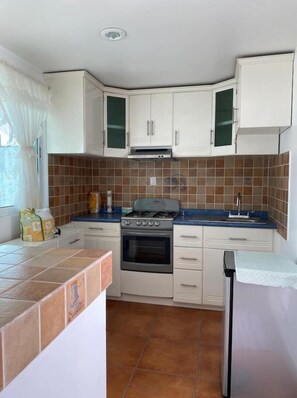 Mikrowelle, Ofen, Wasserkocher mit Kaffee-/Teezubehör