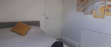 4 عدّة غرف نوم ومكواة/لوح كي وواي فاي وملاءات أسرّة