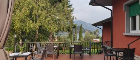 Desayuno con opciones de la cocina local incluido todos los días