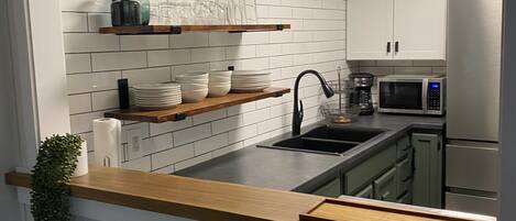 Réfrigérateur, micro-ondes, four, plaque de cuisson